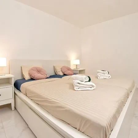 Apartman Colourful Bright Centred Aparment With Ocean View 911, Ponderosa