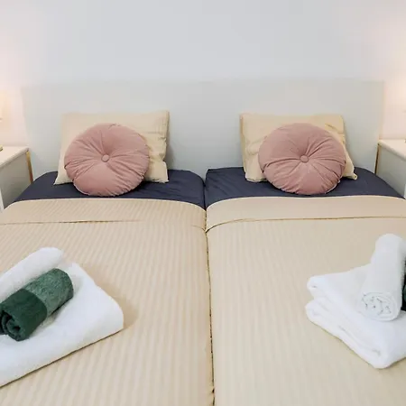 Apartment Colourful Bright Centred Aparment With Ocean View 911, Ponderosa *