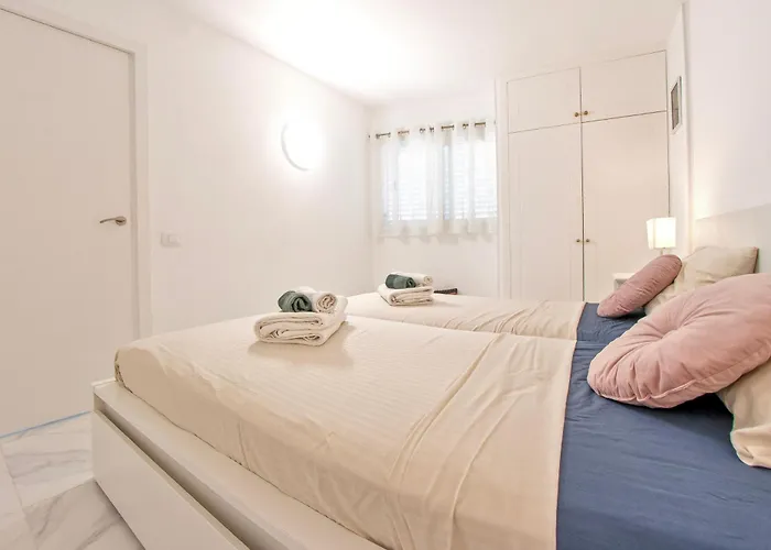 Colourful Bright Centred Aparment With Ocean View 911, Ponderosa Apartment *