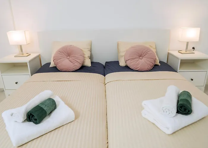 Apartment Colourful Bright Centred Aparment With Ocean View 911, Ponderosa *